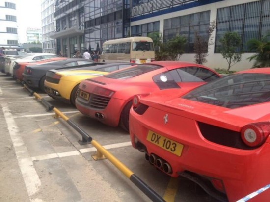 香港13辆跑车深圳飙车被扣 司机多为中老年人