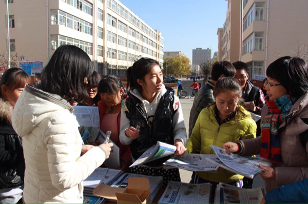 中国日报社内蒙古记者站向内蒙古科技大学赠阅《中国日报》拓宽大学生国际视野