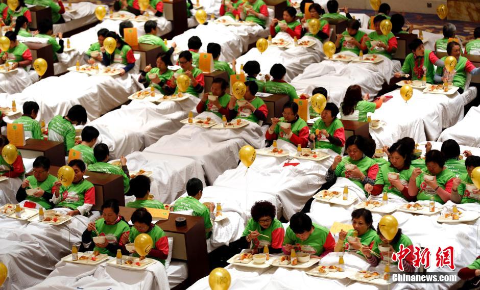 “最多人在床上用早餐”吉尼斯世界纪录在上海被刷新