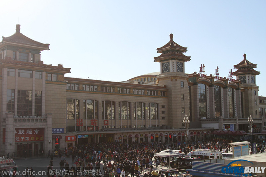 北京四大站迎来APEC假期返程高峰