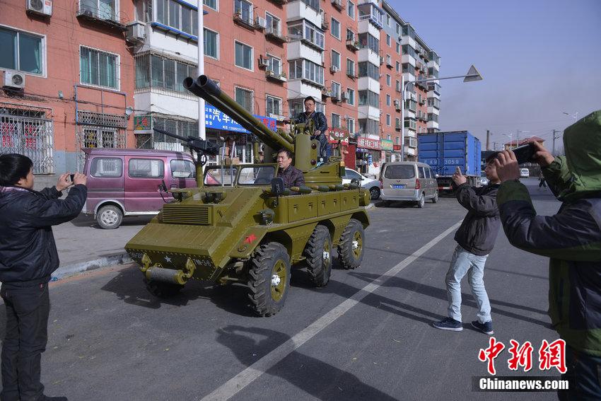 沈阳军迷花3月自制两辆“装甲车” 炮筒可发射彩弹