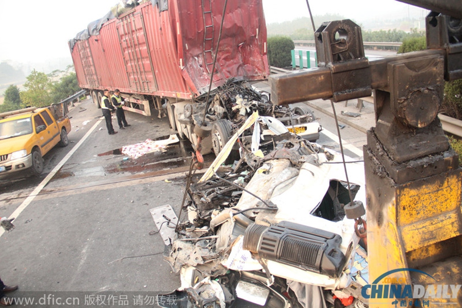 沪昆高速衢州段发生货车追尾事故 一人当场死亡