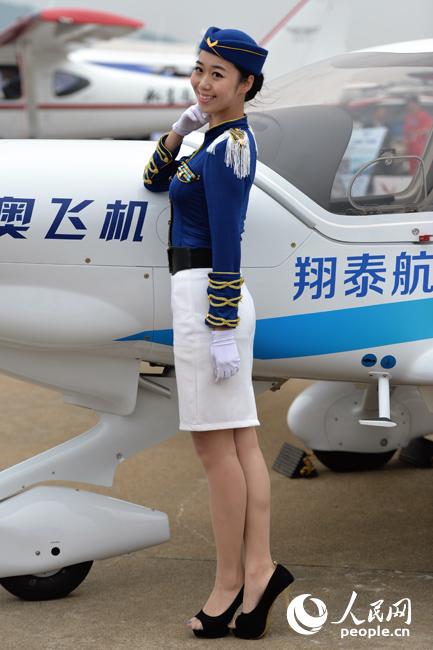 珠海航展：空姐模特上演制服秀