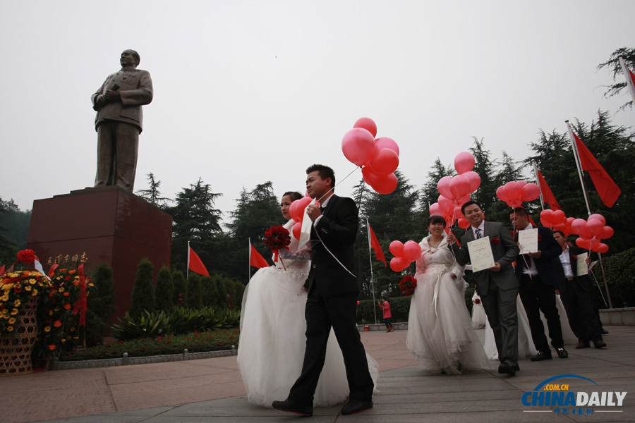 百名新人湖南韶山举行红色集体婚礼