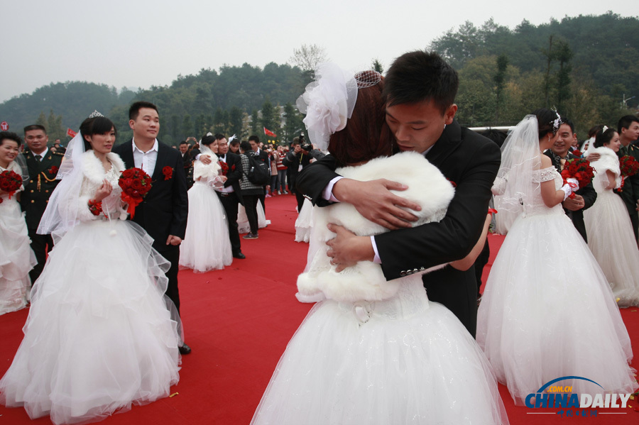 百名新人湖南韶山举行红色集体婚礼