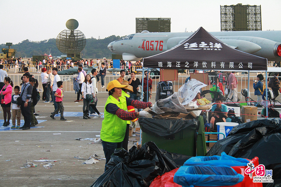珠海航展现场清洁工“秒杀”垃圾