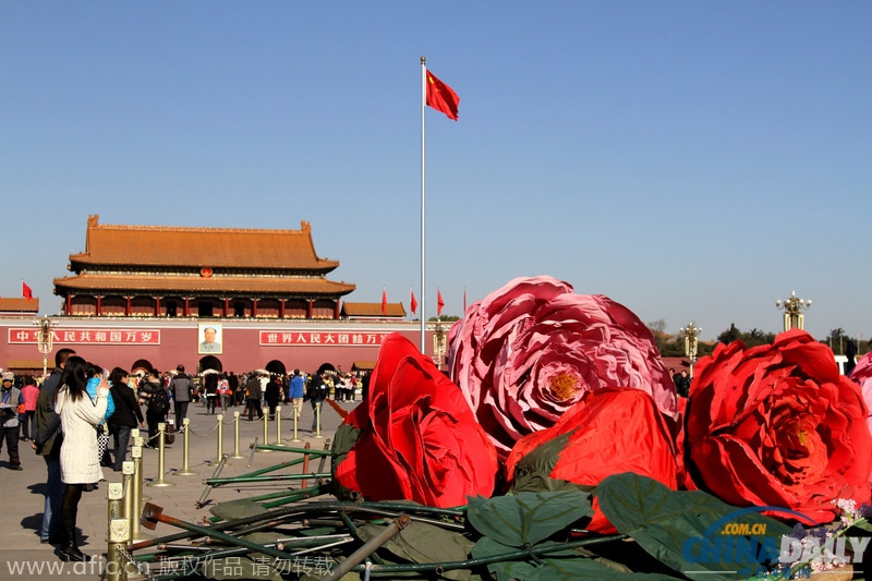 北京天安门广场花坛开始撤除 工作人员搬“巨花”引游客围观
