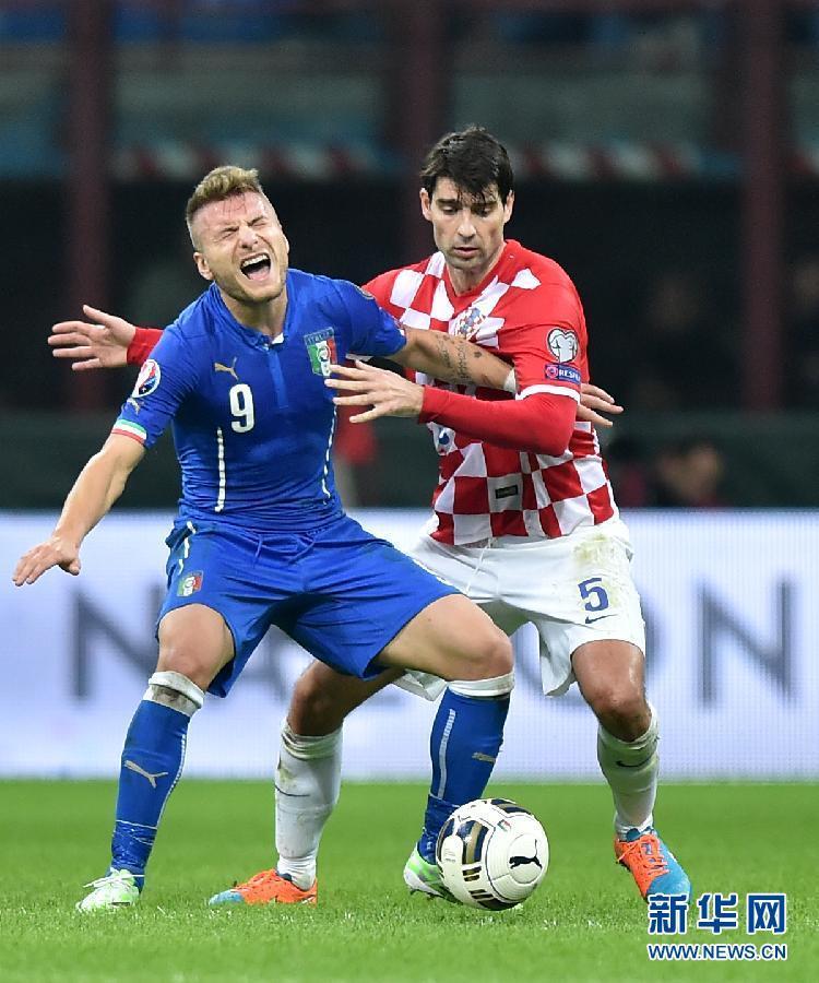 欧预赛：意大利1-1克罗地亚 烟火致比赛中断