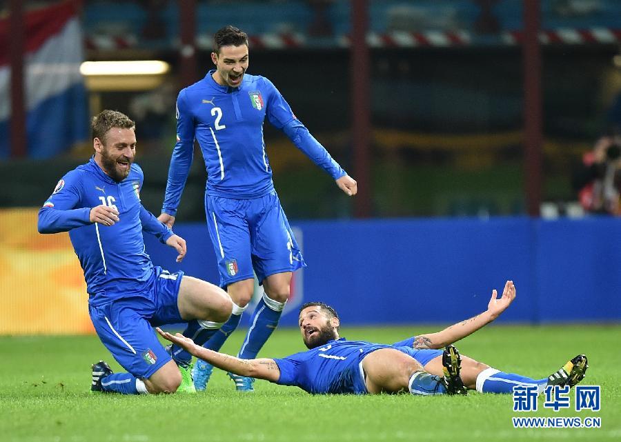 欧预赛：意大利1-1克罗地亚 烟火致比赛中断