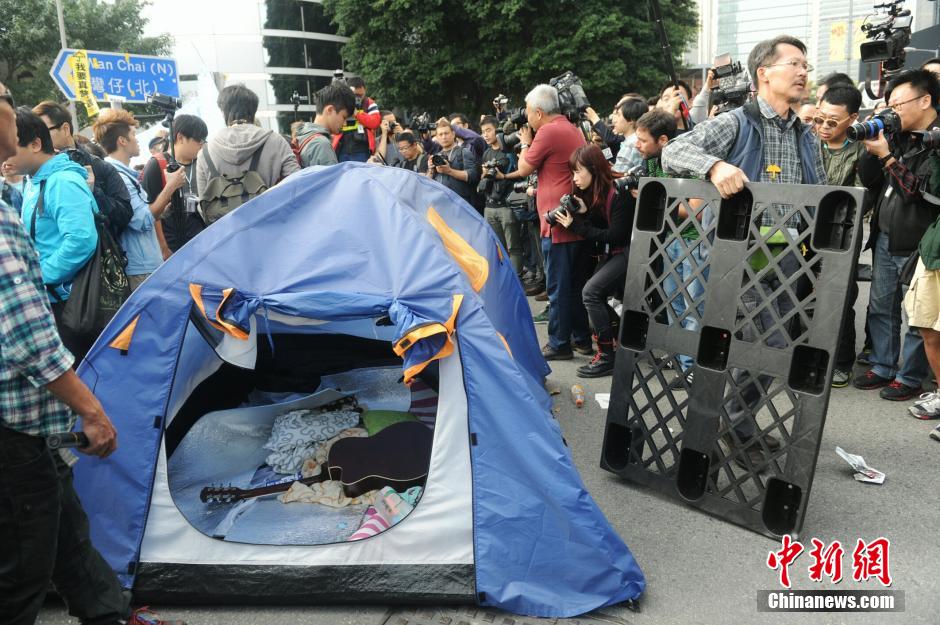 香港清理部分“占中”示威区 大批警员戒备