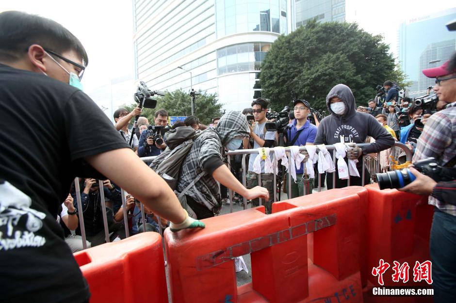 香港清理部分“占中”示威区 大批警员戒备