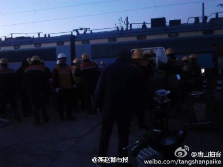 河北唐山一校车与火车相撞 未有人员伤亡