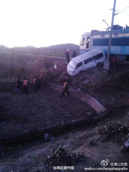 河北唐山一校车与火车相撞 未有人员伤亡