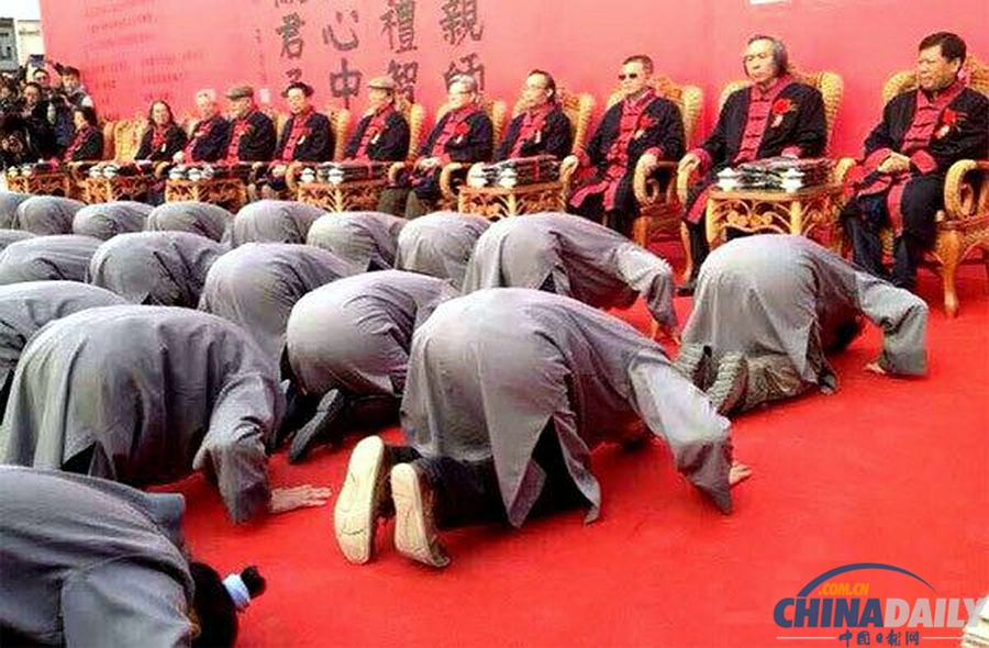北京凤凰岭书院跪拜仪式引争议 网友称跪是耻辱