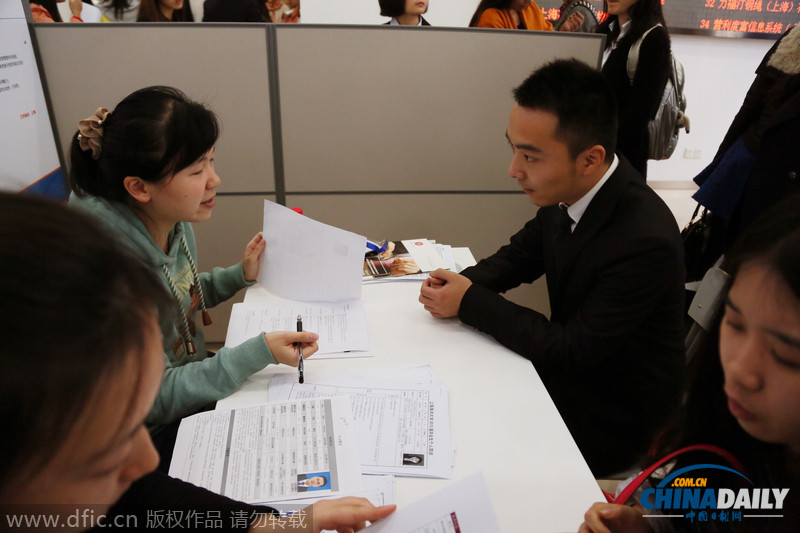 上海自贸区办专场招聘会 820个岗位上千求职者排长龙