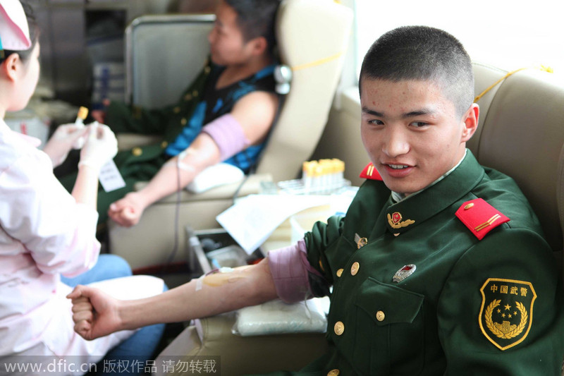 上海武警部队战士献血纪念退伍