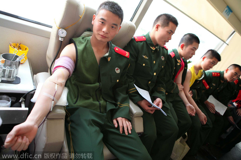 上海武警部队战士献血纪念退伍