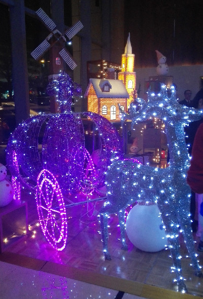 济南万达凯悦酒店举办圣诞点灯仪式，倡导绿色生活