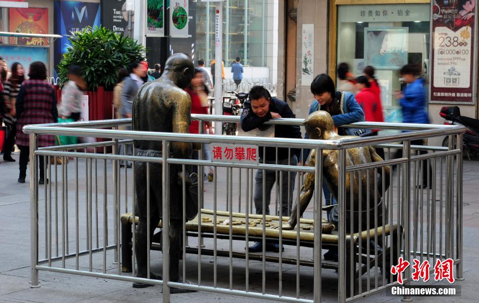 武汉围栏“关”铜像雕塑引争议