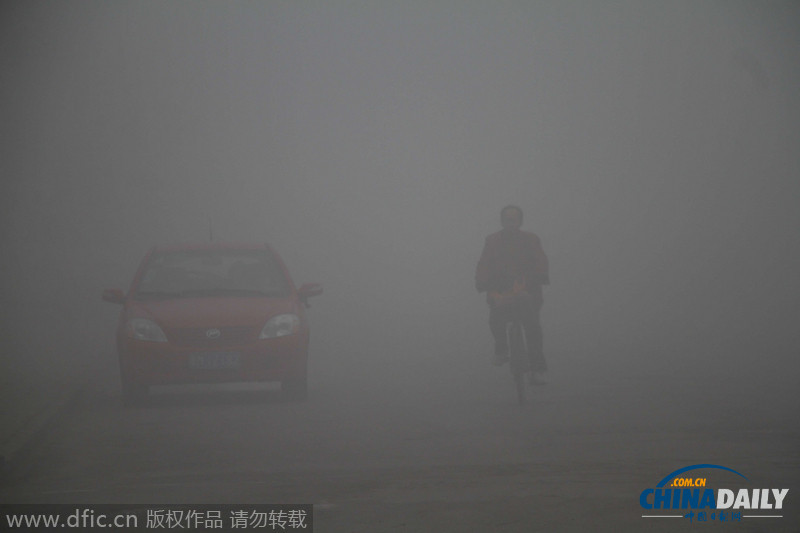 华东遭遇雾霾 山东局地能见度小于50米