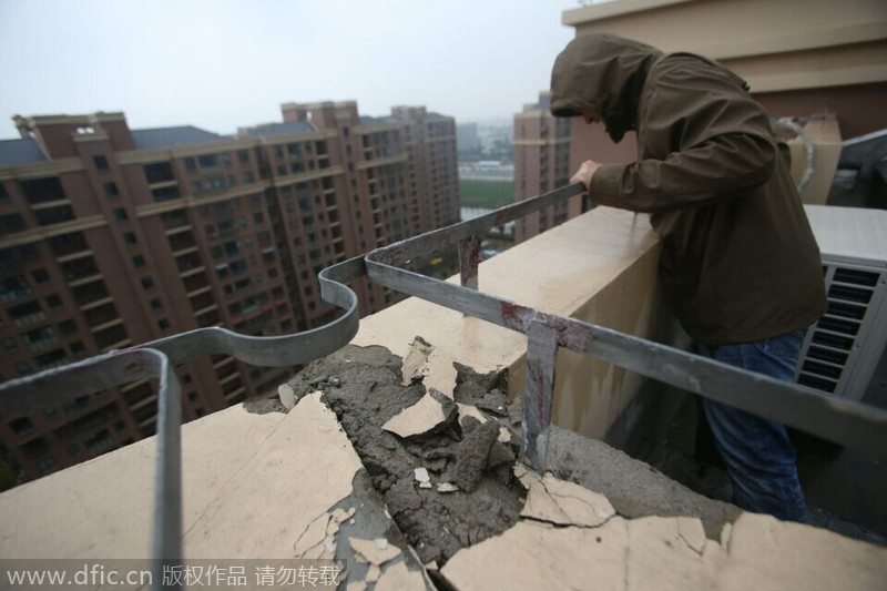上海一15层楼房倾斜 两楼相碰