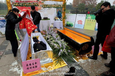 郑州“寒衣节”：市民躺进棺材体验死亡