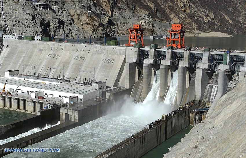 雅鲁藏布江干流首座大型水电站开始发电