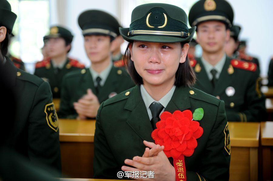女兵退伍泪流满面 不舍军装与肩章