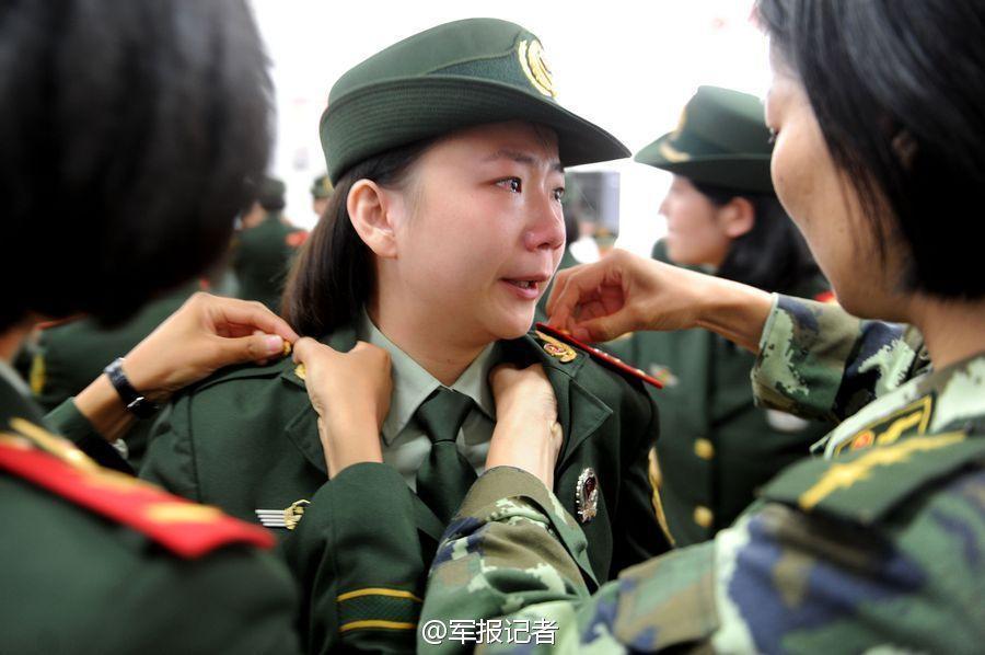 女兵退伍泪流满面 不舍军装与肩章