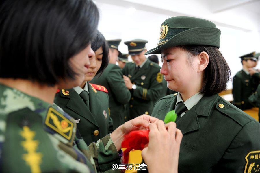 女兵退伍泪流满面 不舍军装与肩章