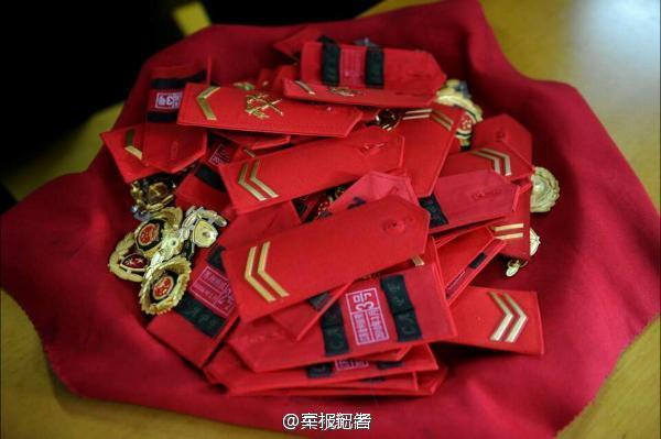 女兵退伍泪流满面 不舍军装与肩章
