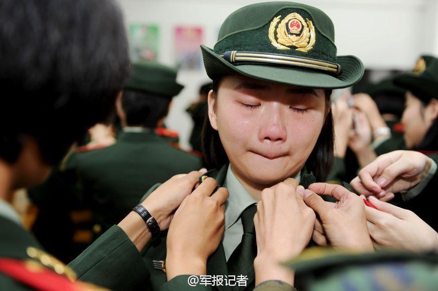 女兵退伍泪流满面 不舍军装与肩章