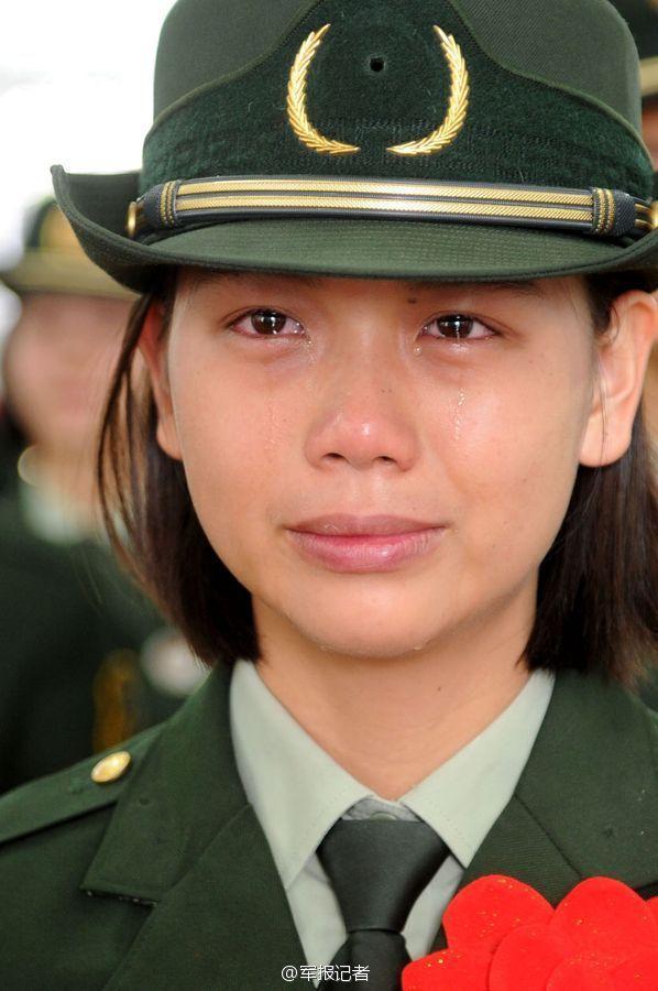女兵退伍泪流满面 不舍军装与肩章