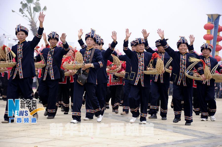 11月23日,在庆祝广西罗城仫佬族自治县成立30周年大会上,仫佬族群众在