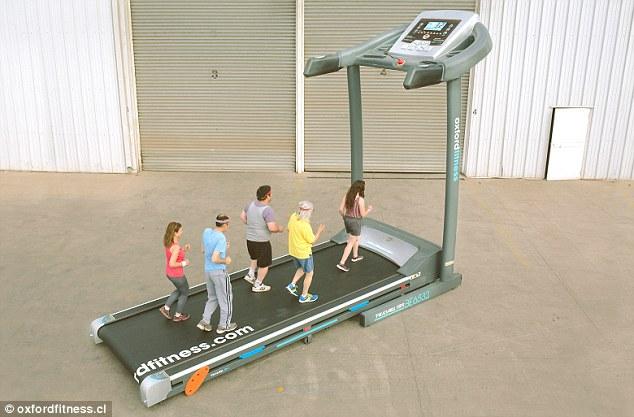 巨型跑步机亮相 可同时容10人锻炼