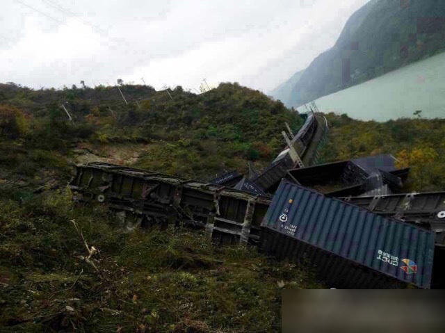 陕西发生火车出轨事件 山体滑坡致12节车厢脱轨