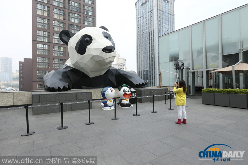 国内首个巨型“钢铁熊猫”爬上成都高楼
