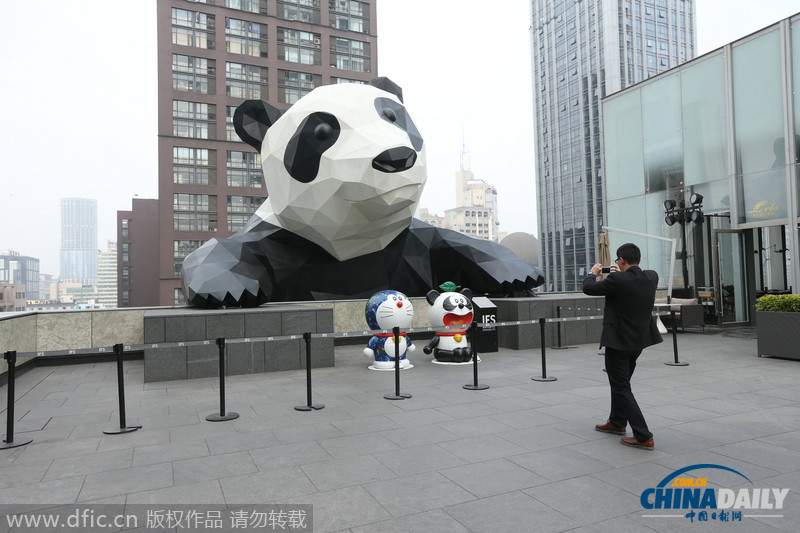 国内首个巨型“钢铁熊猫”爬上成都高楼