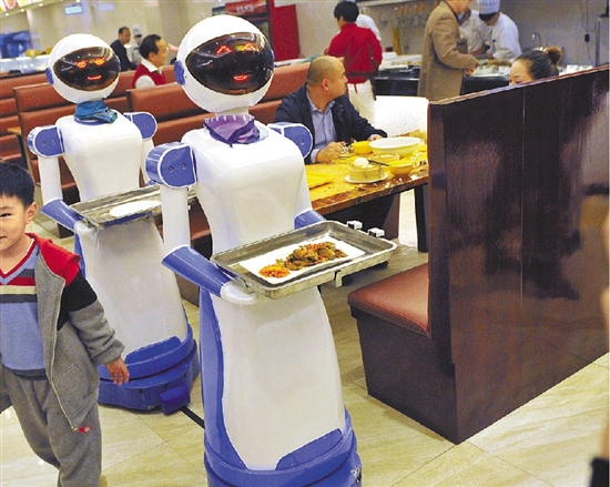 宁波一餐厅机器人当跑堂