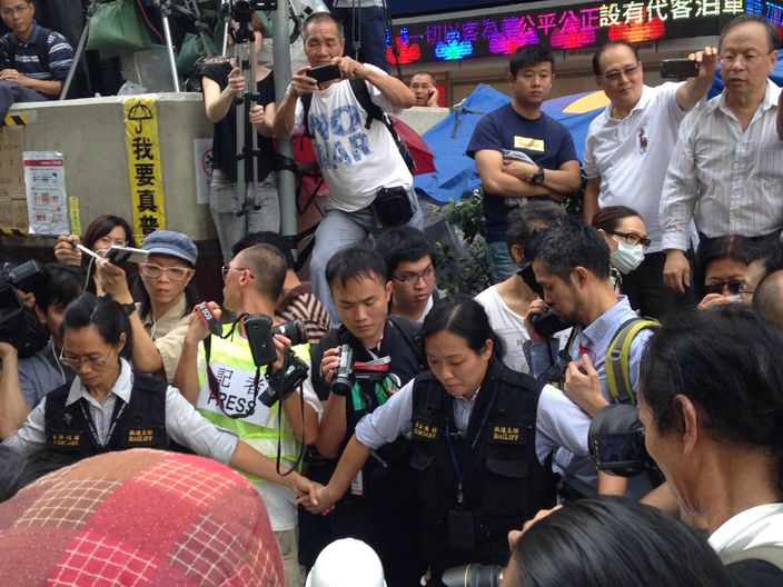 香港清理旺角被占领区域障碍物现场