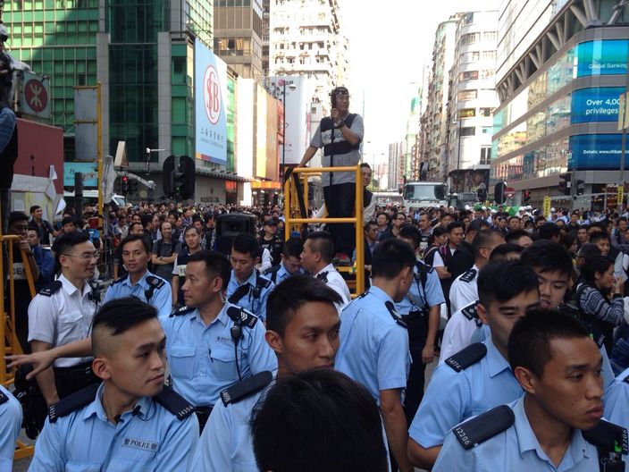 香港清理旺角被占领区域障碍物现场