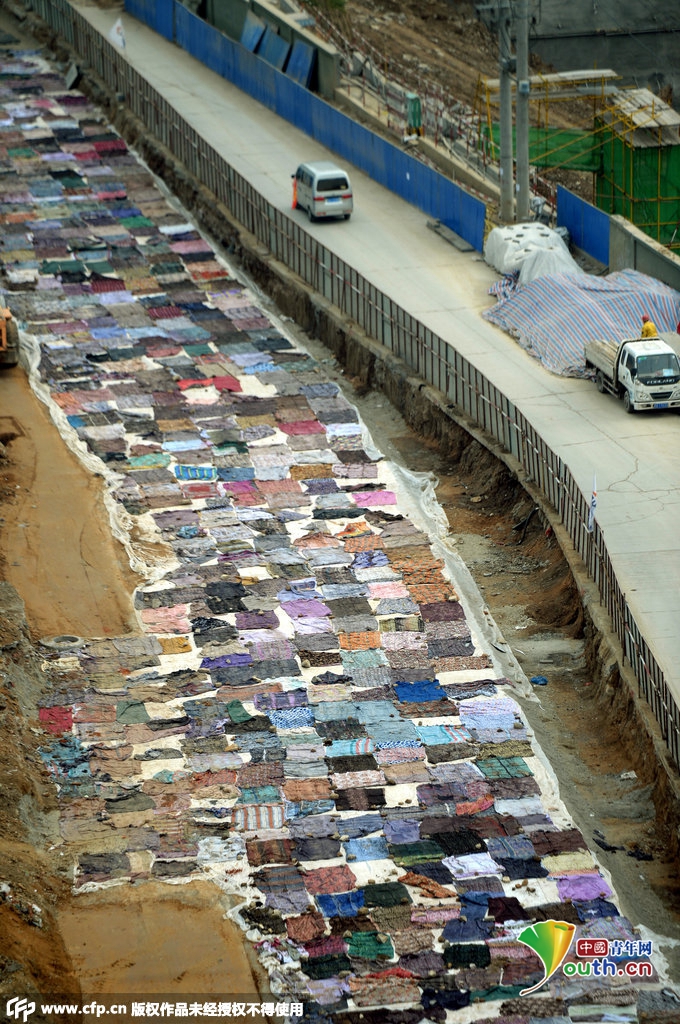 济南一工地现“棉被路” 千余棉被铺满百米路