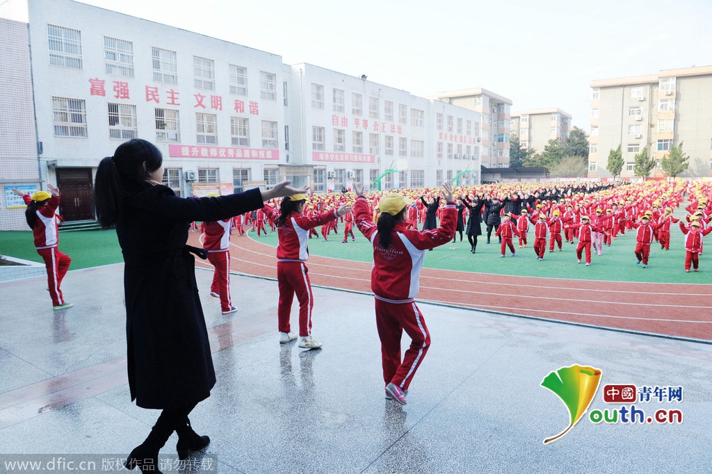 西安千余小学生共舞“创文版”小苹果