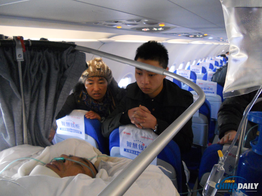 康定地震伤员颈骨股骨骨折 医护工作者用飞机成功运往成都