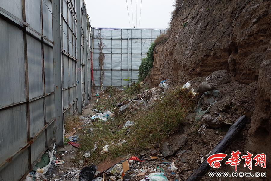 农副产品市场与汉长安城遗址紧邻 城墙周边垃圾遍地