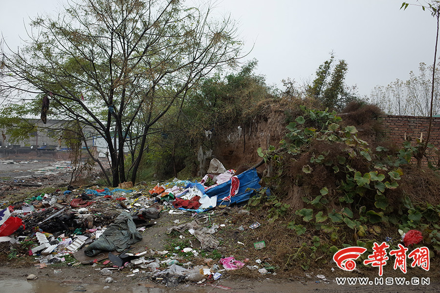 农副产品市场与汉长安城遗址紧邻 城墙周边垃圾遍地