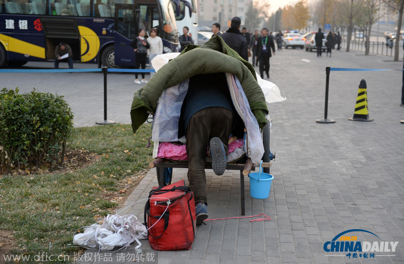 湖南80岁老翁拉“窝棚车”步行4个月到北京游玩