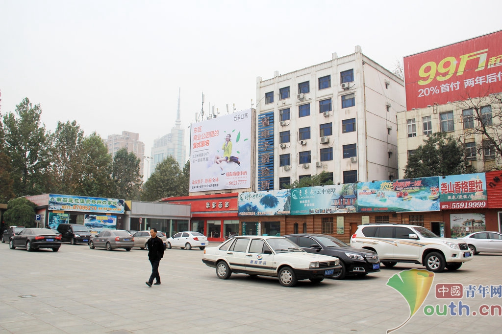 河南省人民会堂遭违规广告包围 每年收入超千万元 (1/5)