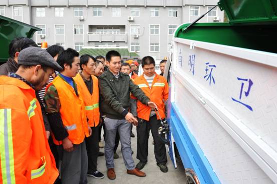 贵阳南明：启用密闭式垃圾清运车让城市更整洁