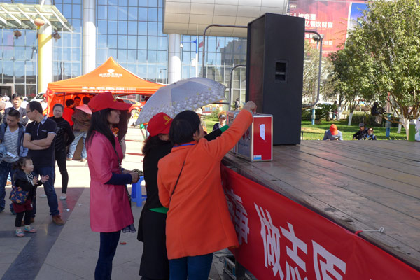 云南省青联进社区公益活动在螺蛳湾国际商贸城举行